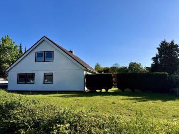 Gepflegtes Fertighaus mit Ferienwohnung - Frontansicht (36188)