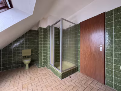 Winkelbungalow im Fehrmoor mit 6 Zimmern & Keller - Badezimmer DG (79716)