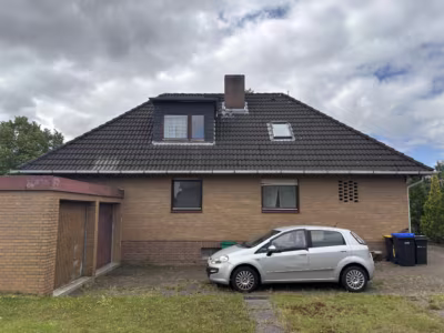 Winkelbungalow im Fehrmoor mit 6 Zimmern & Keller - Rückansicht (79724)