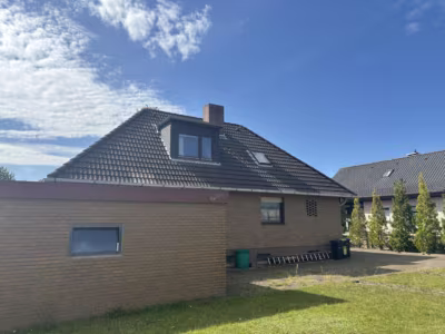 Winkelbungalow im Fehrmoor mit 6 Zimmern & Keller - Rückansicht (83279)
