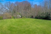 Blick in den eigenen Garte - Villa mit rd. 9.775 m² Grundstück und eigenem Wald