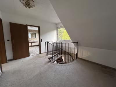 Großzügiges EFH in beliebter Lage - DG Flur (92127)
