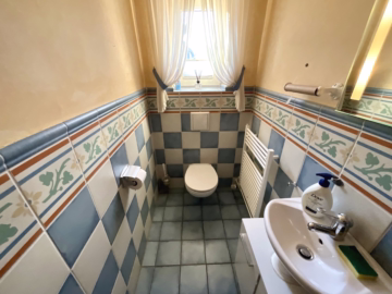 Familienhaus mit großem Garten in ruhiger Lage - Gäste-WC EG (43032)