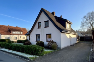 Familienhaus mit großem Garten in ruhiger Lage - Ansicht mit Auffahrt (43018)