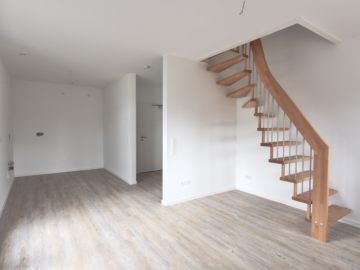 Erstbezug! Eigentumswohnung in beliebter Lage - Wohnzimmer mit Übergang Küche (61582)