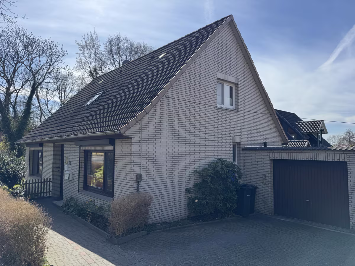 FH Straßenansicht mit Garage