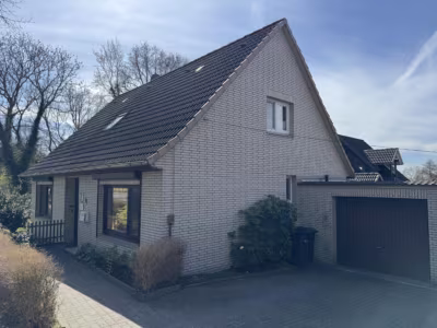 Zwei Häuser auf einem Grundstück - FH Straßenansicht mit Garage (78359)