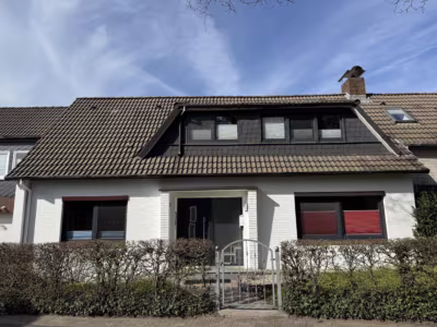 Zwei Häuser auf einem Grundstück - Wohnhaus Hauseingang (78330)