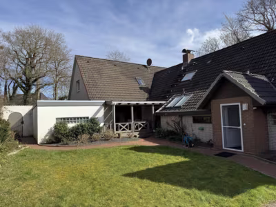 Zwei Häuser auf einem Grundstück - Gartenansicht (78328)
