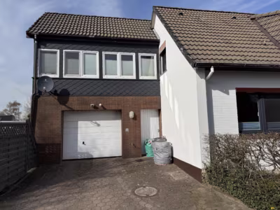 Zwei Häuser auf einem Grundstück - Garage (78327)