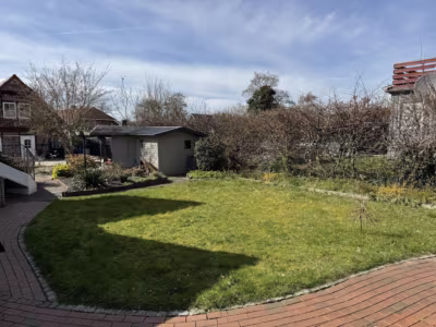 Zwei Häuser auf einem Grundstück - Blick in den Garten (78364)