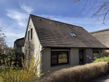 Zwei Häuser auf einem Grundstück - Ferienhaus Straßen- und Giebelansicht (54124)