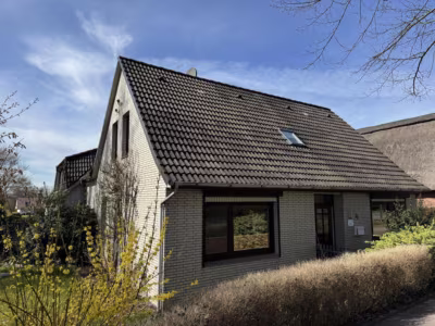 Zwei Häuser auf einem Grundstück - Ferienhaus Giebelansicht (78360)
