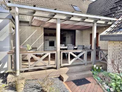 Zwei Häuser auf einem Grundstück - Überdachte  Terrasse (78361)