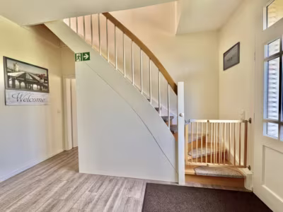 Zwei Häuser auf einem Grundstück - Treppe in das Dachgeschoss (78375)
