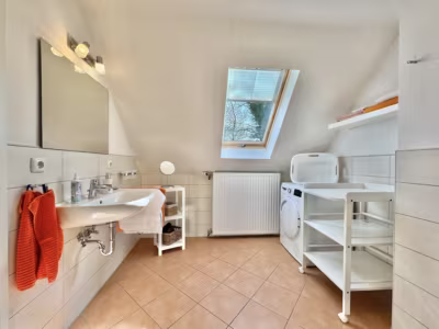 Zwei Häuser auf einem Grundstück - Dachgeschoss Bad (78385)
