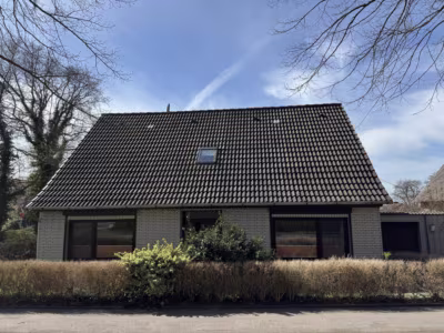 Zwei Häuser auf einem Grundstück - Ferienhaus Straßenansicht (78358)