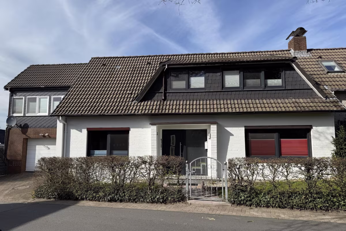 Straßenansicht mit Garage