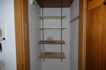 2.OG, 2 Zimmer, 2 Loggien, Hausgarage und Mansarde - Abstellnische neben Eingang (43231)