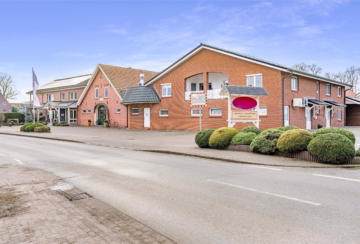 Feiern, Genießen, Wohnen: Gastronomie m. 5 Wohng. - Straßenansicht (42699)