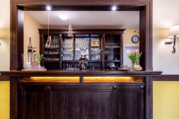 Feiern, Genießen, Wohnen: Gastronomie m. 5 Wohng. - Tresen im Foyer (42674)