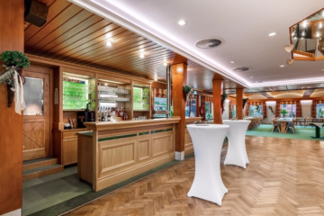 Feiern, Genießen, Wohnen: Gastronomie m. 5 Wohng. - Tresen im Saal (42687)