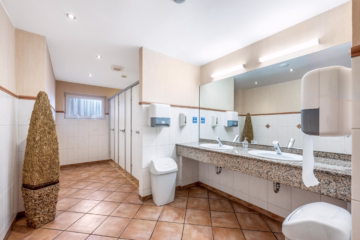 Feiern, Genießen, Wohnen: Gastronomie m. 5 Wohng. - WC-Anlage - Damen (42689)