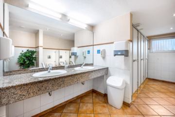 Feiern, Genießen, Wohnen: Gastronomie m. 5 Wohng. - WC-Anlage - Herren (42690)