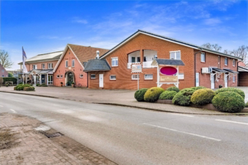 Feiern, Genießen, Wohnen: Gastronomie m. 5 Wohng. - Straßenansicht (42671)