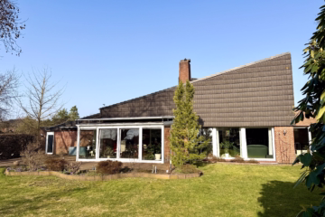 Von Architektenhand geplant…. - Hausrückseite (44407)