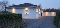 Straßenansicht mit Beleuchtung - Idyllisches Wohnen auf parkähnlichem Grundstück