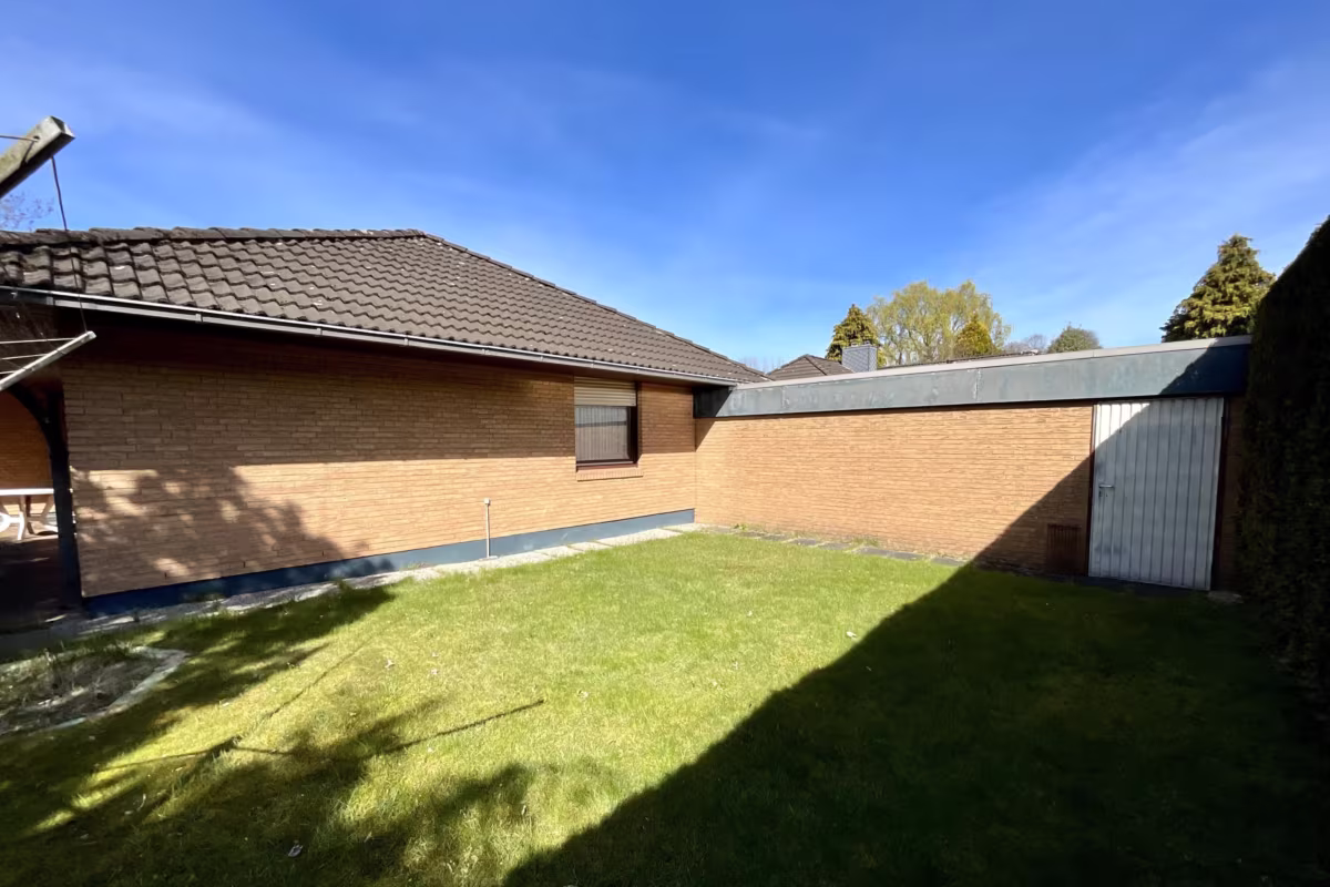 Gartenansicht mit Garage