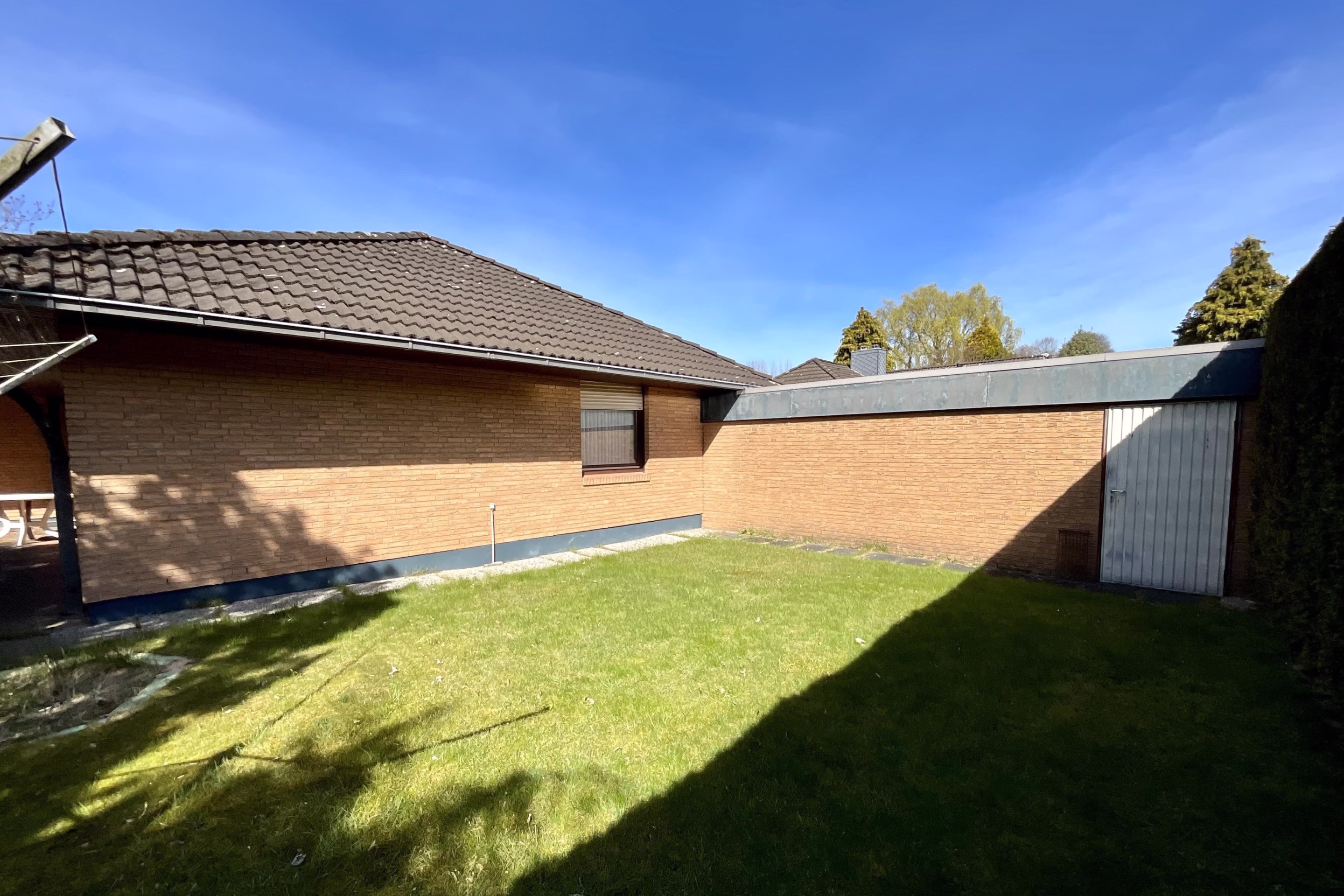 Gartenansicht mit Garage