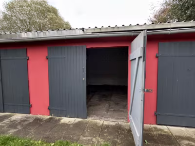 Garagenhof mit 21 Garagen & Optimierungs-Potenzial - Hoftür Beispielgarage (85267)
