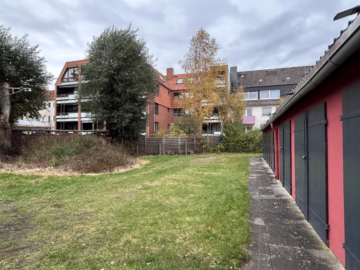 Garagenhof mit 21 Garagen & Optimierungs-Potenzial - Hof (Split unter Rasen) (44874)