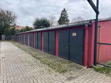 Garagenhof mit 21 Garagen & Optimierungs-Potenzial - Garagenblock Vorderseite (44867)