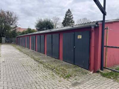 Garagenhof mit 21 Garagen & Optimierungs-Potenzial - Garagenblock Vorderseite (85261)