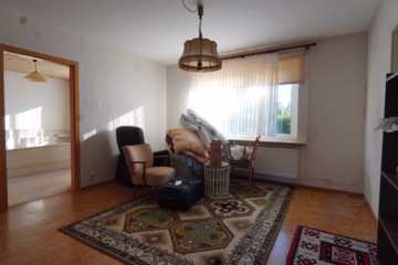 Solides Einfamilienhaus auf großem Grundstück - Wohnzimmer (37177)