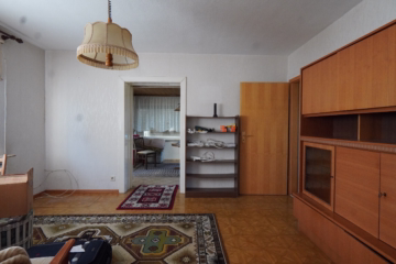 Solides Einfamilienhaus auf großem Grundstück - Wohnzimmer (37179)