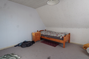 Solides Einfamilienhaus auf großem Grundstück - Schlafzimmer DG (37185)