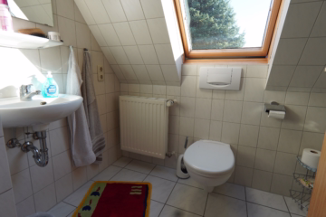 Solides Einfamilienhaus auf großem Grundstück - Badezimmer DG (37189)