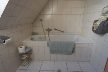 Solides Einfamilienhaus auf großem Grundstück - Badezimmer DG (37190)