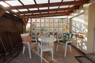 Solides Einfamilienhaus auf großem Grundstück - Überdachte Terrasse (37175)