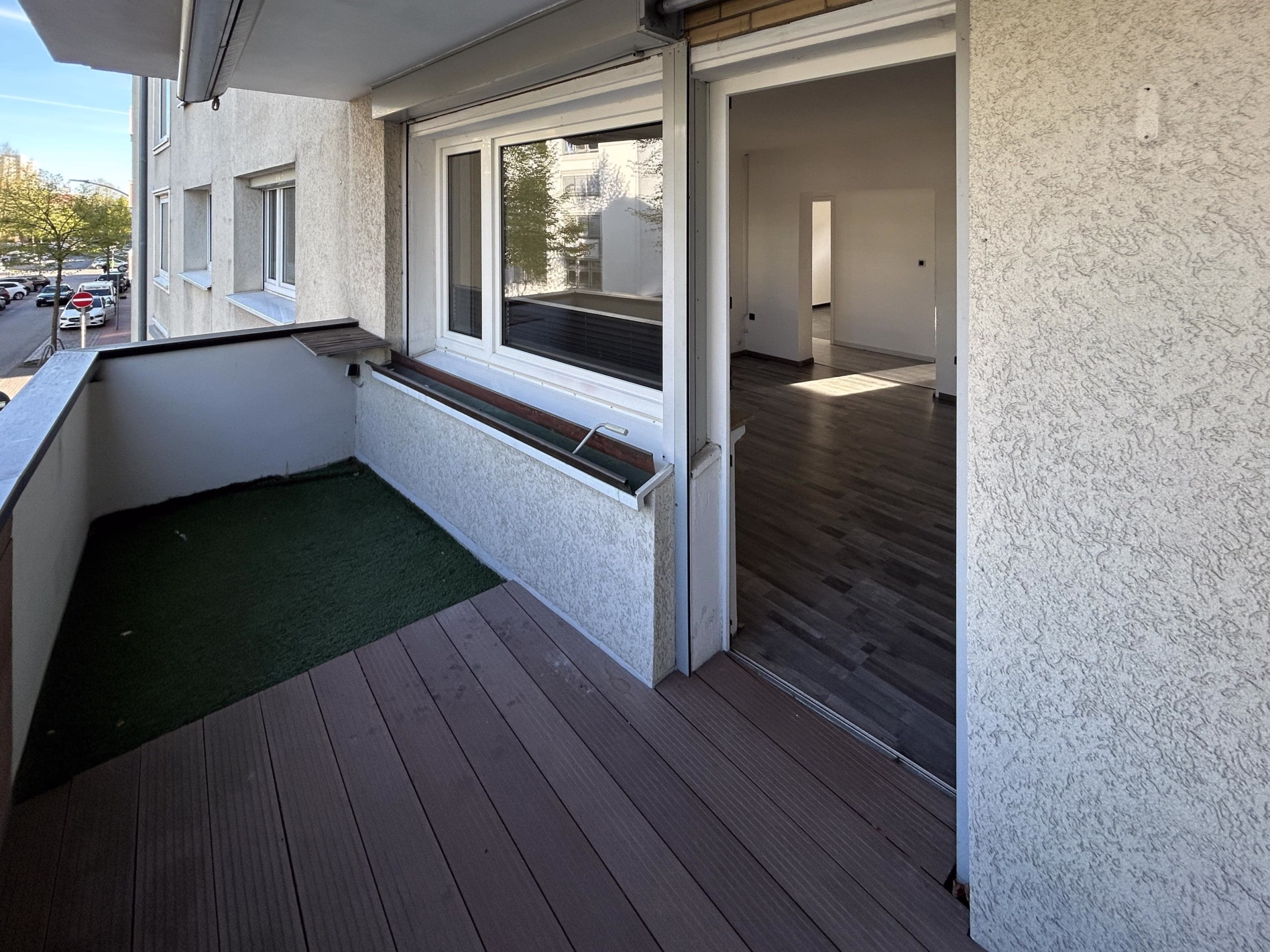 mit KI verändert - Balkon Neumarktseite