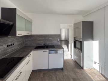 Mal eben runter zum Markt – 4 Zimmer & 2 Balkone - Küche Ansicht 2 (50003)