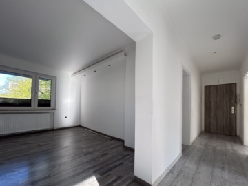 Mal eben runter zum Markt – 4 Zimmer & 2 Balkone - Blick in Wohnzimmer und Flur (50004)