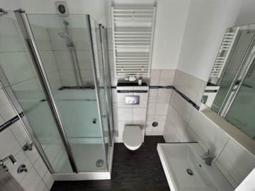 Mal eben runter zum Markt – 4 Zimmer & 2 Balkone - Duschbad (50007)