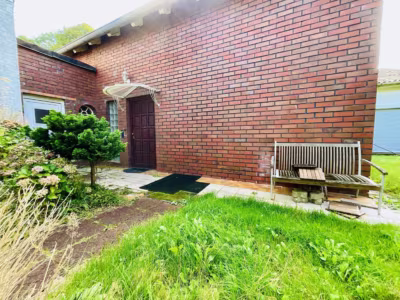 Einmalig: 3 Gebäude auf rd. 7.000 m² Grundstück - N° 2 Hauseingang (93228)