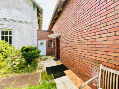 Einmalig: 3 Gebäude auf rd. 7.000 m² Grundstück - N° 2 Hauseingang (93229)