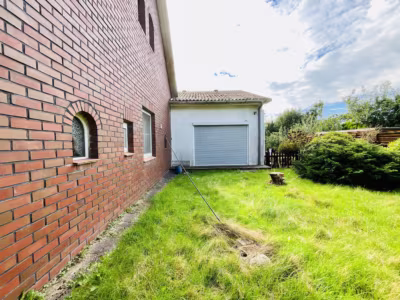 Einmalig: 3 Gebäude auf rd. 7.000 m² Grundstück - N° 2 Seitenansicht (93230)